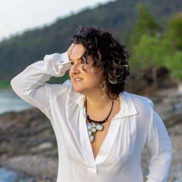 Susana Vijaya choker necklace with healing gemstones of moonstone