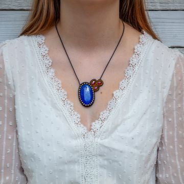 Susana Vijaya necklace with healing crystals of lapis lazuli and garnet