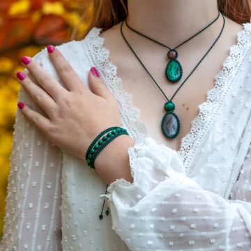 Susana Vijaya necklace and bracelet with healing gemstones of malachite